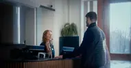 To gæster der bliver modtaget af hotellets receptionist