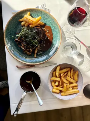 bøf og fritter i restauranten