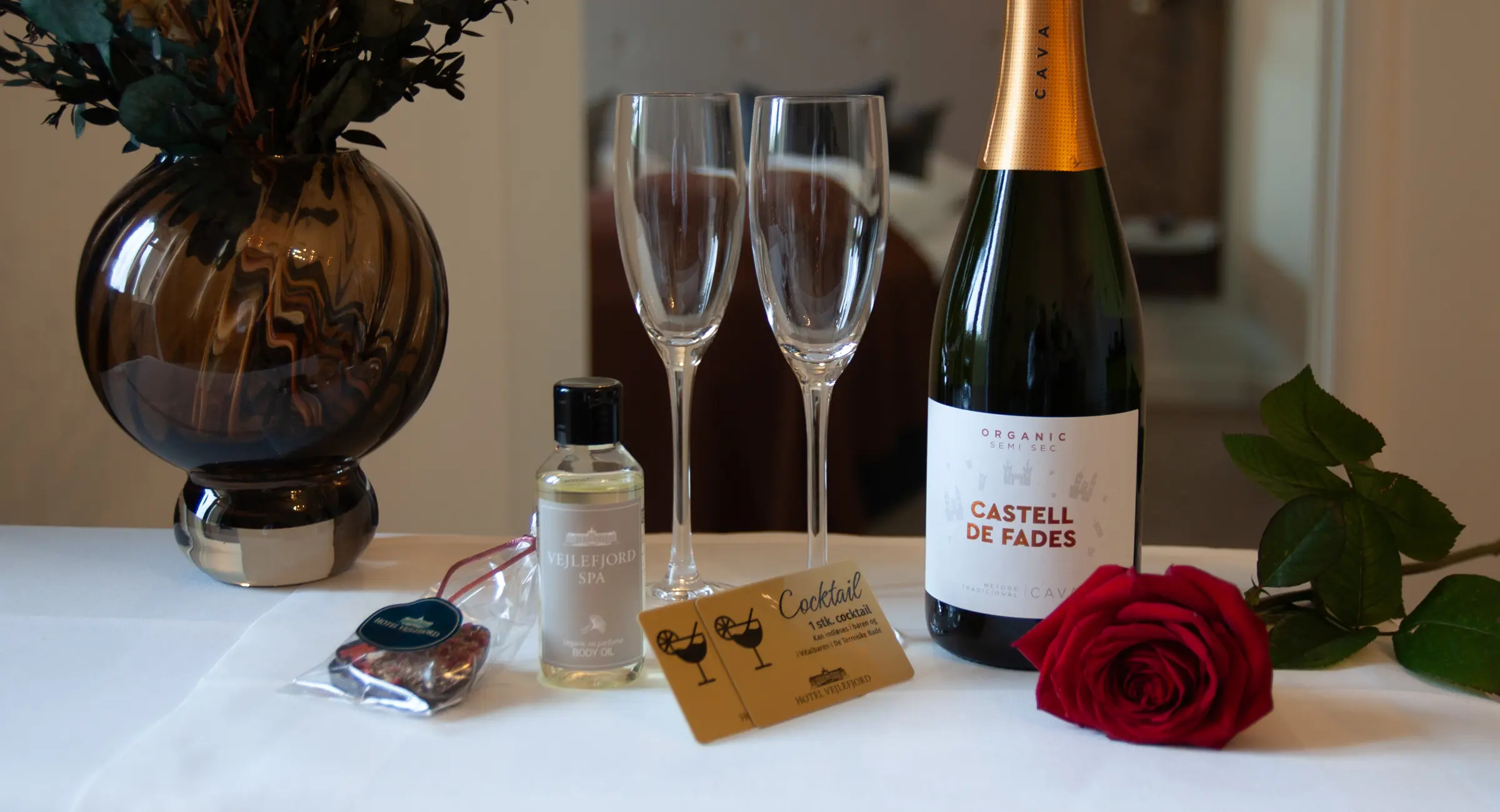 Et hotelværelse med champagne og røde roser