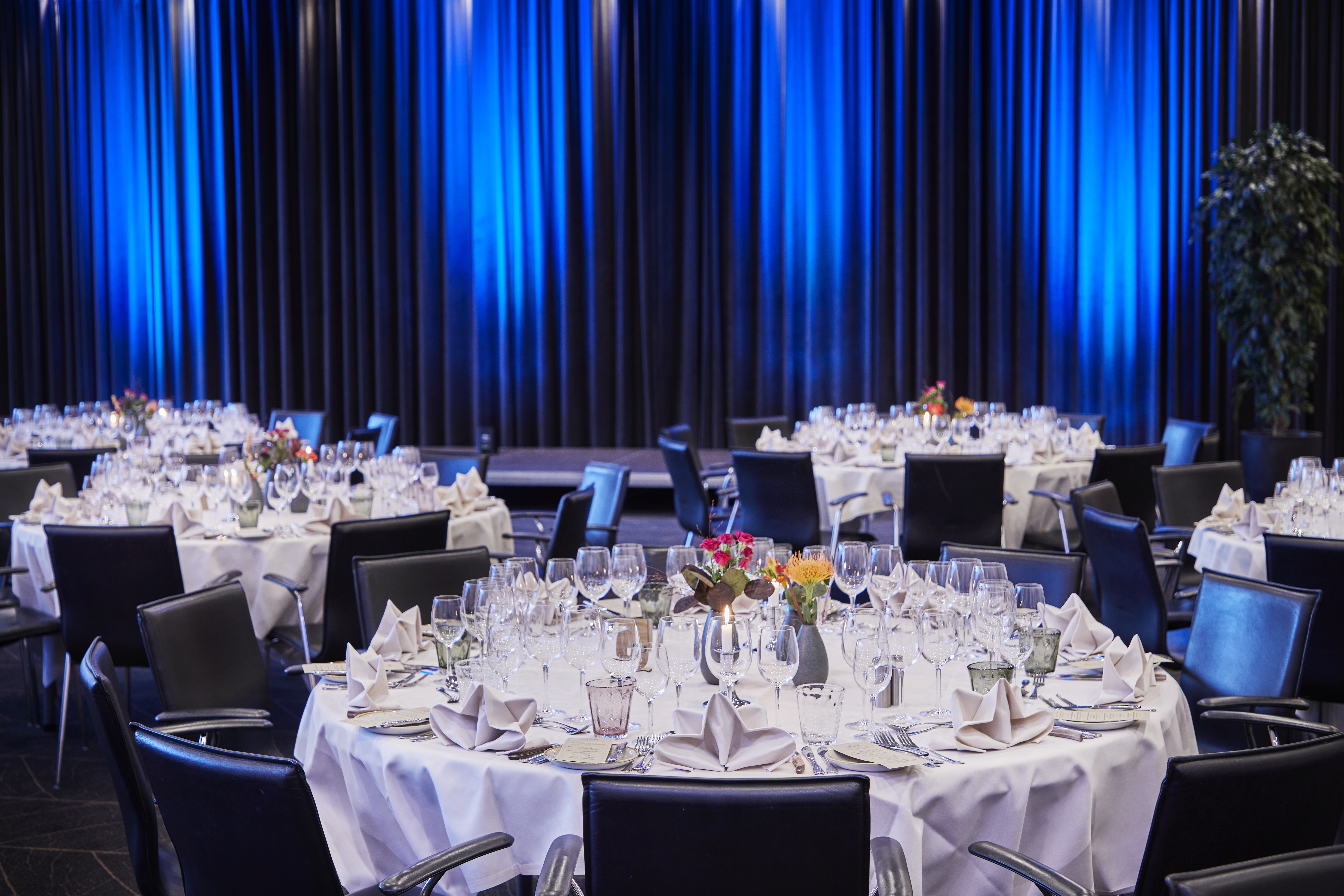 Runde borde dækket op til festmiddag