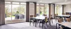 Mødelokale med store vinduer og udsigt til park og terrasse