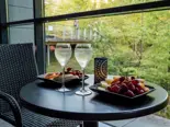Et bord med drinks og frugt, som kan nydes til KæresteSpa
