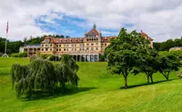 Hotel Vejlefjords imponerende og historiske hovedbygning med parken i front