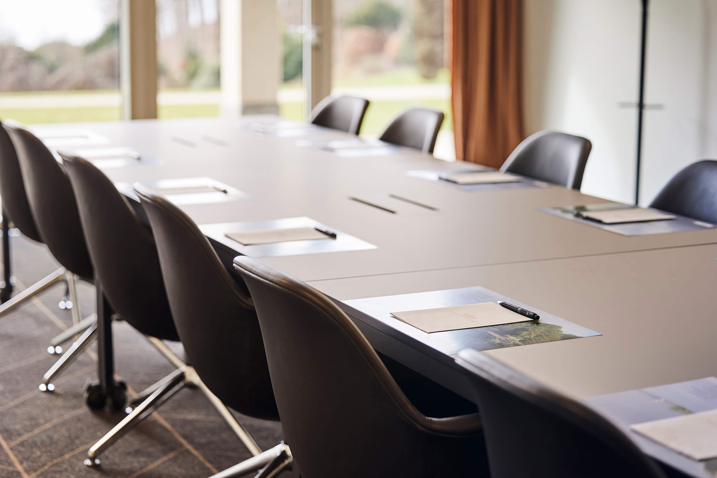 Lokale med stort bord med flotte stole og udsigt til Vejlefjord