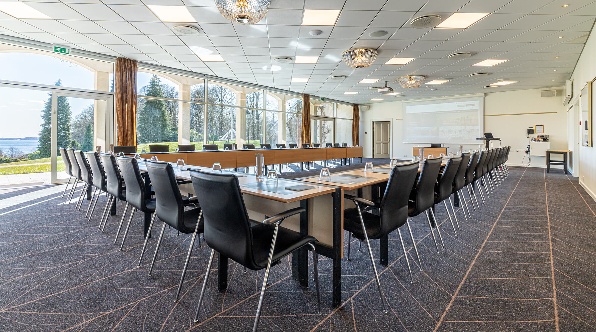 Mødelokale med udsigt opstillet til møde i u-bordsopstilling