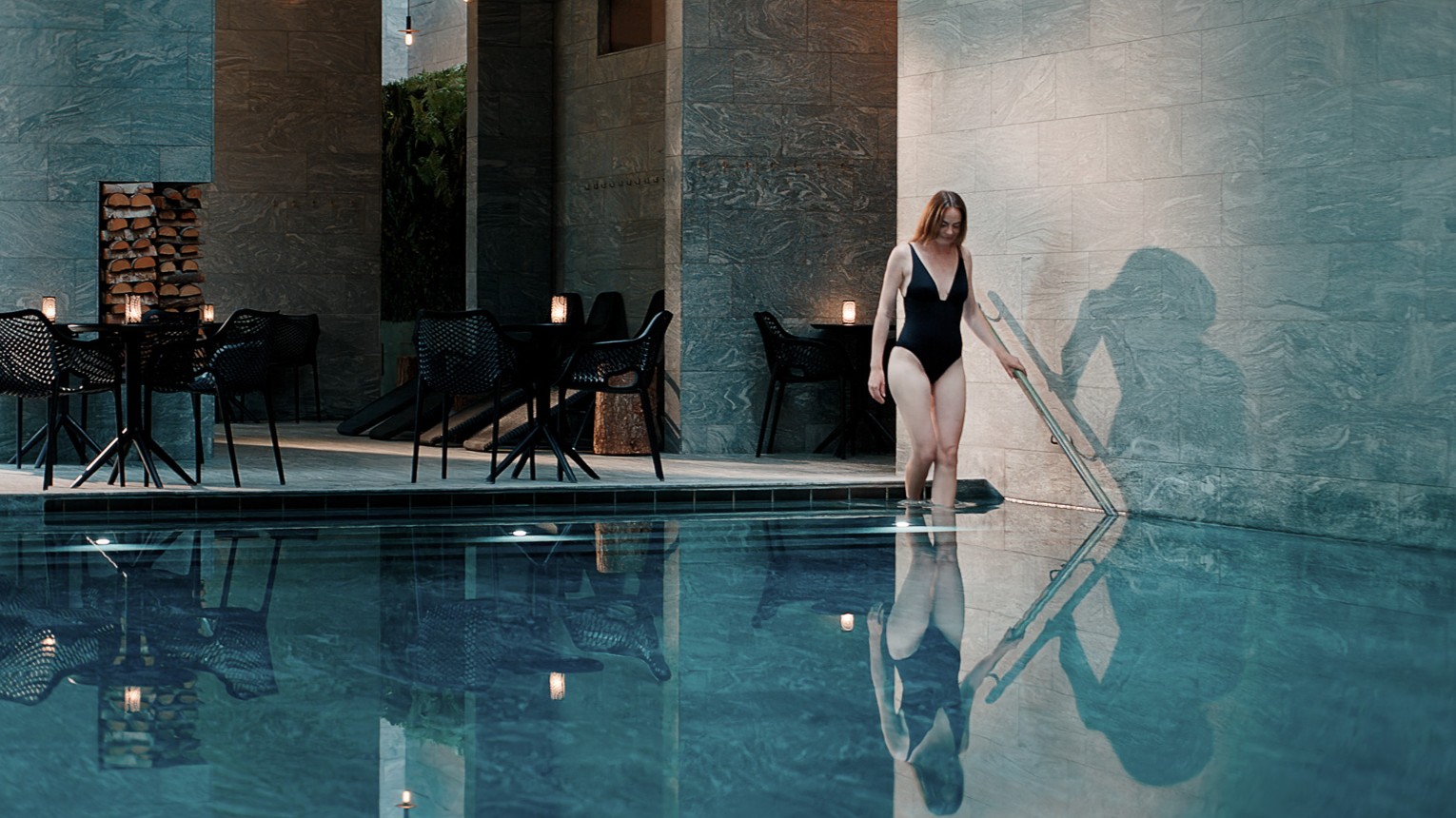 Kvinde er på vej op af Skovbadet ind i De Termiske Bade