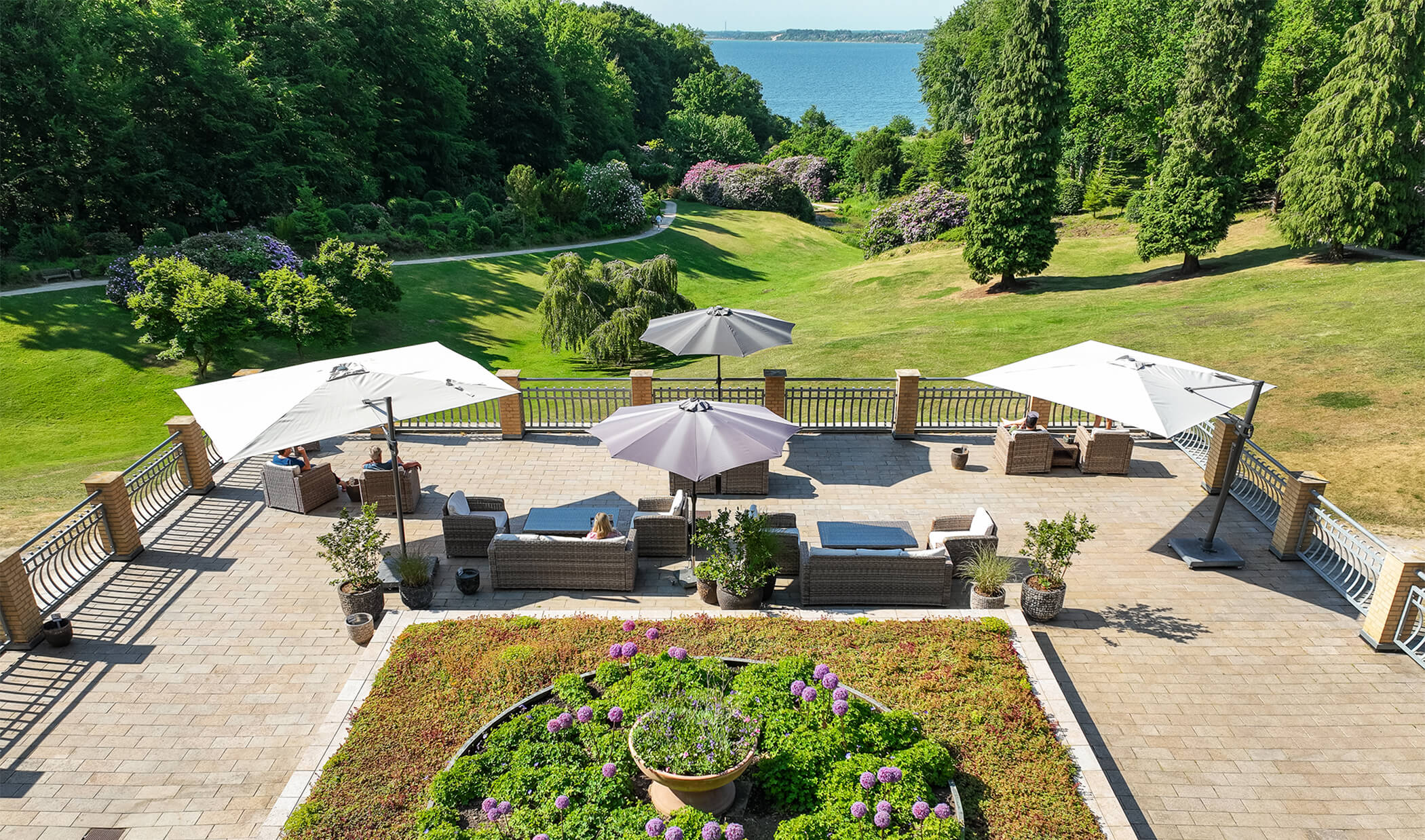 En terrasse som ligger højt i en park med udsigt til Vejle Fjord