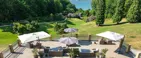 En terrasse som ligger højt i en park med udsigt til Vejle Fjord