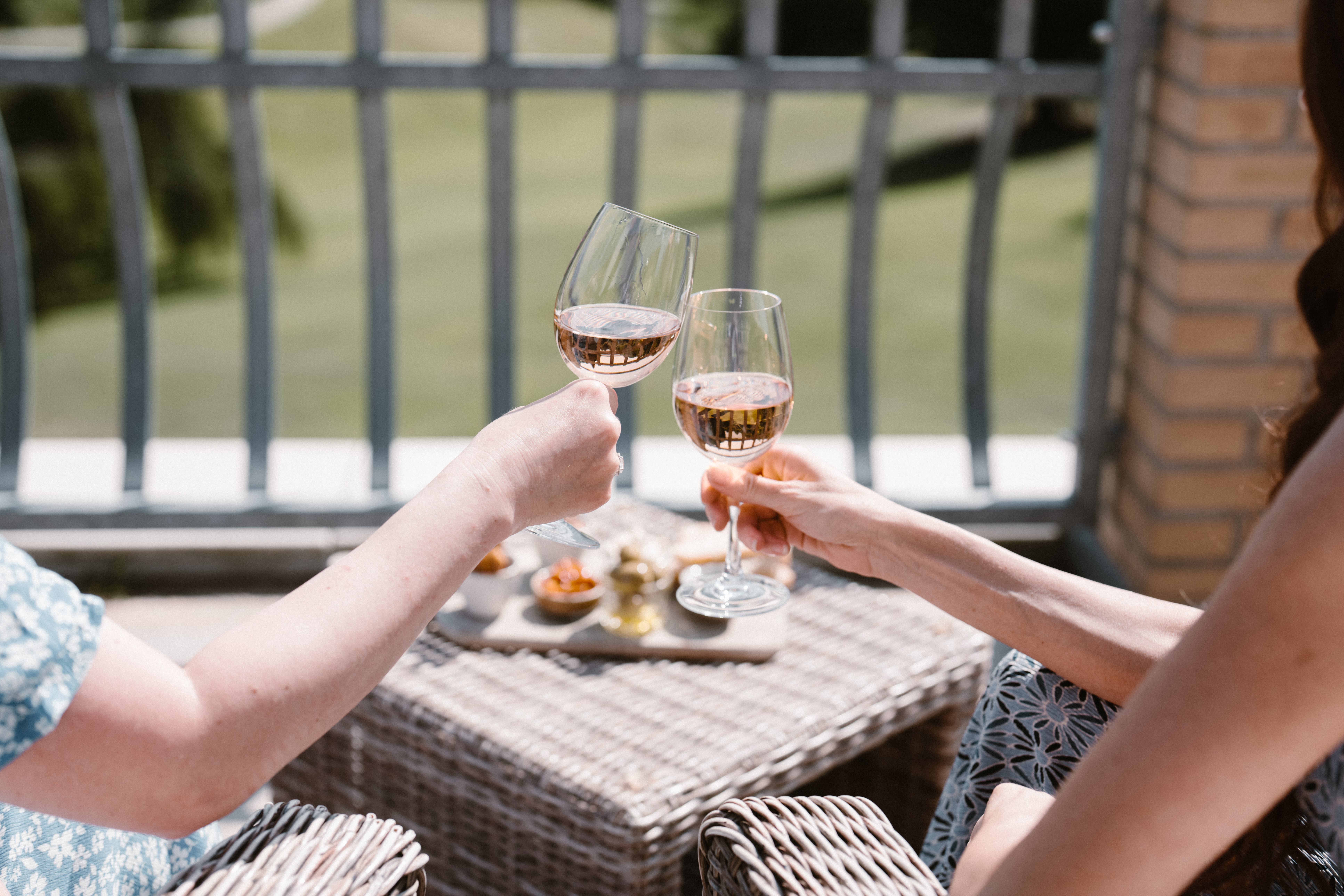 Der skåles i rosé på terassen