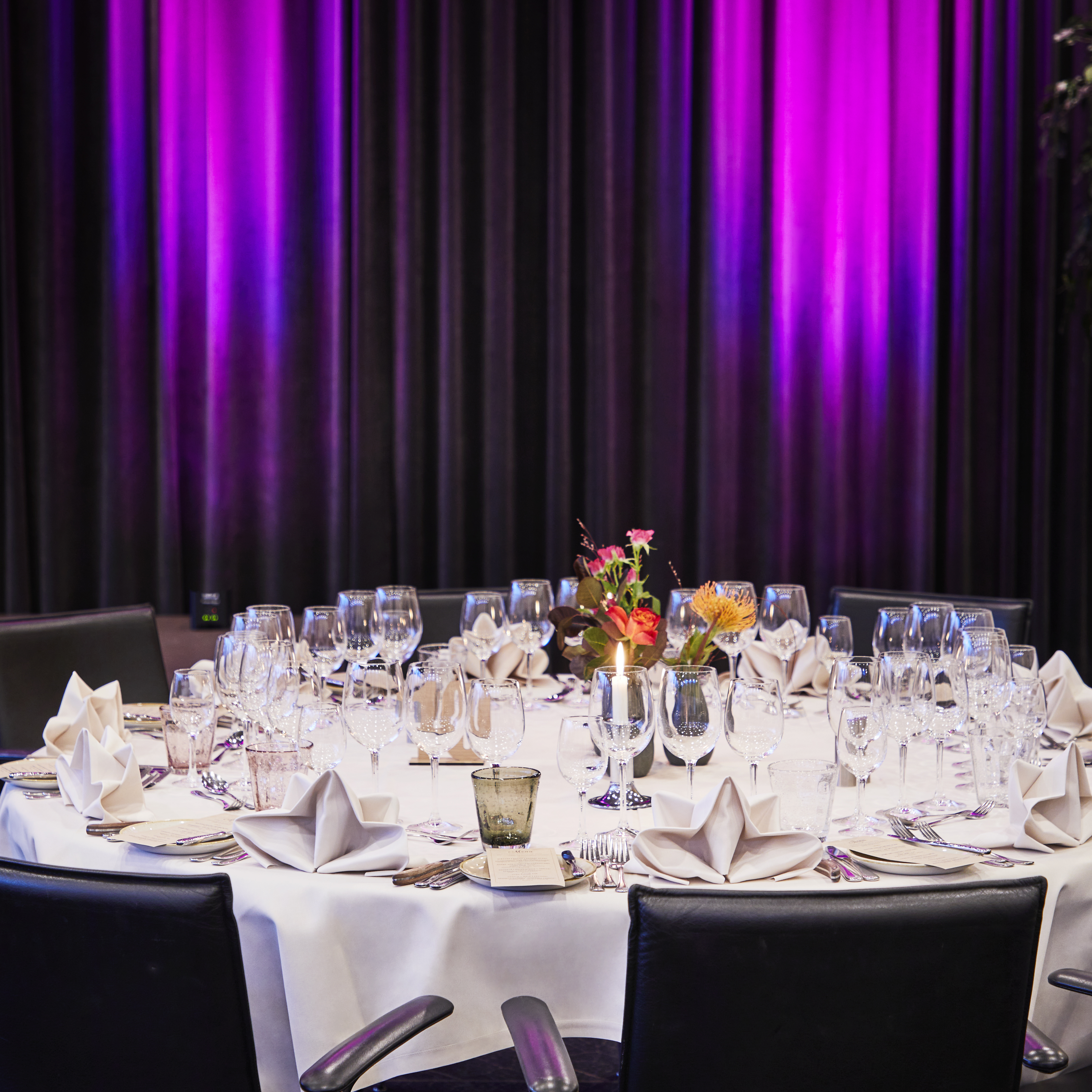 Rundt festbord med lilla lys