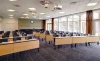 Krystalsalen konferencelokale opstillet i sildeben til møde