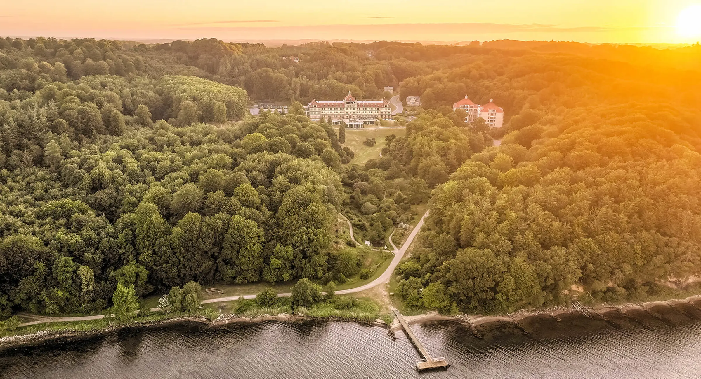 Solopgang over Hotel Vejlefjord og de naturskønne omgivelser