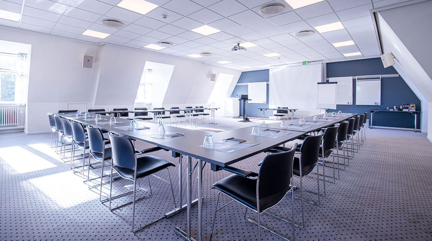 Konferencelokale opstillet i hesteskoform dejligt lysindfald fra vinduer