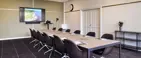 Mødelokale bord til 14 personer og en stor skærm på væggen