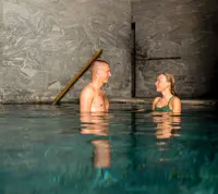 To personer i en pool