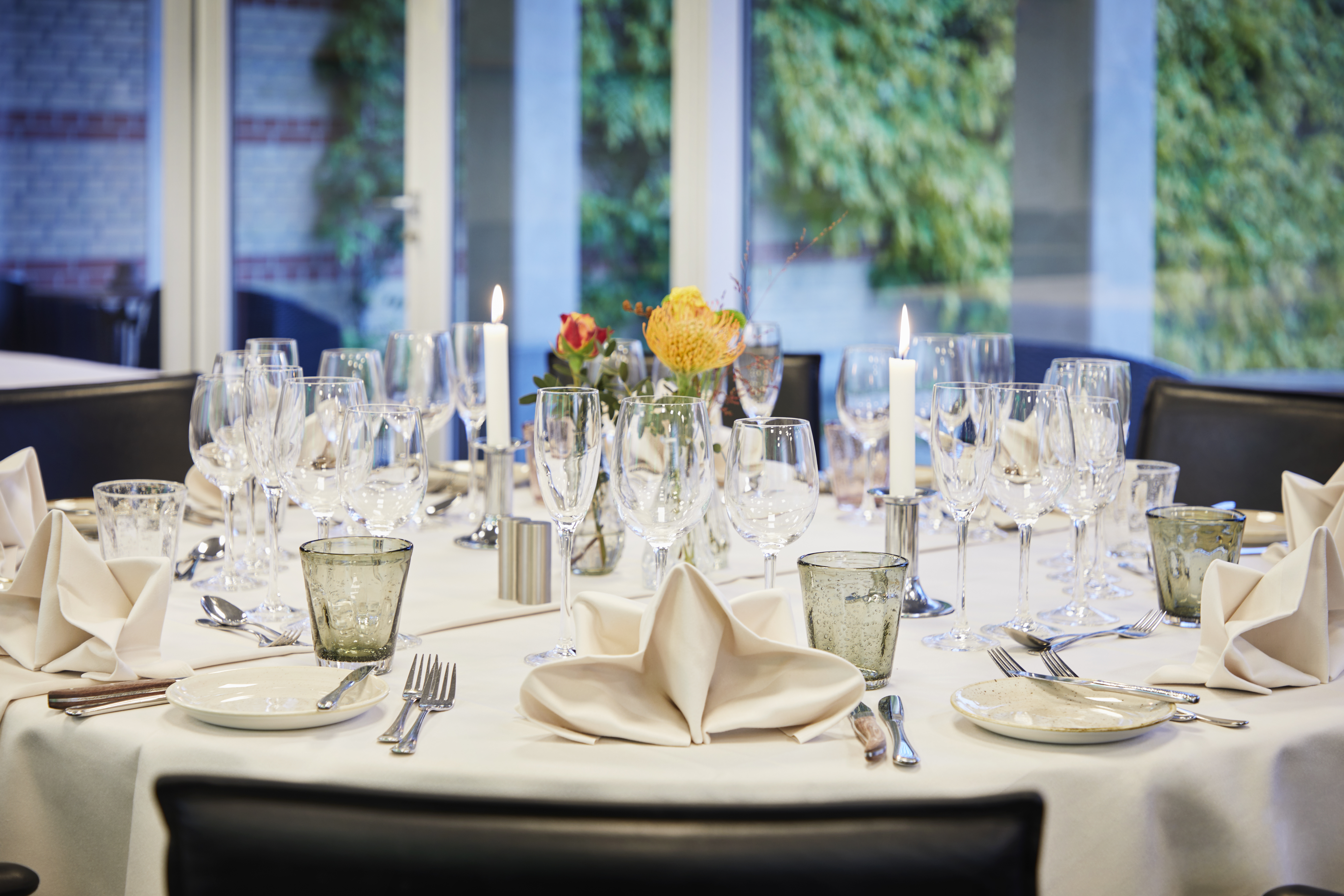 Rundt festbord med kig til naturen