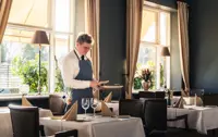Hotel Vejlefjords restaurant hvor tjener dækker op