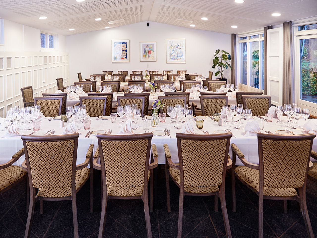 Fjordstuen dækket op til fest 