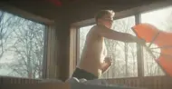 Saunagus i den store skovsauna med udsigt til skov og fjord