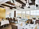 Smuk restaurant med smukke lysekroner og hanebjælker - samt en flot udsigt over Vejle Fjord
