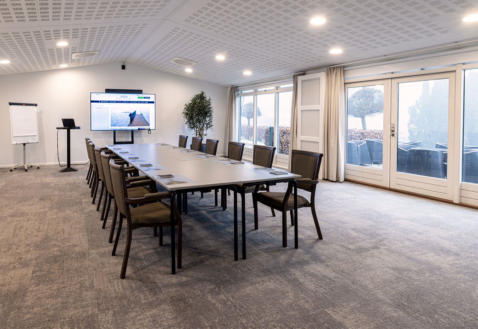 Et stort blokbord i et mødelokale