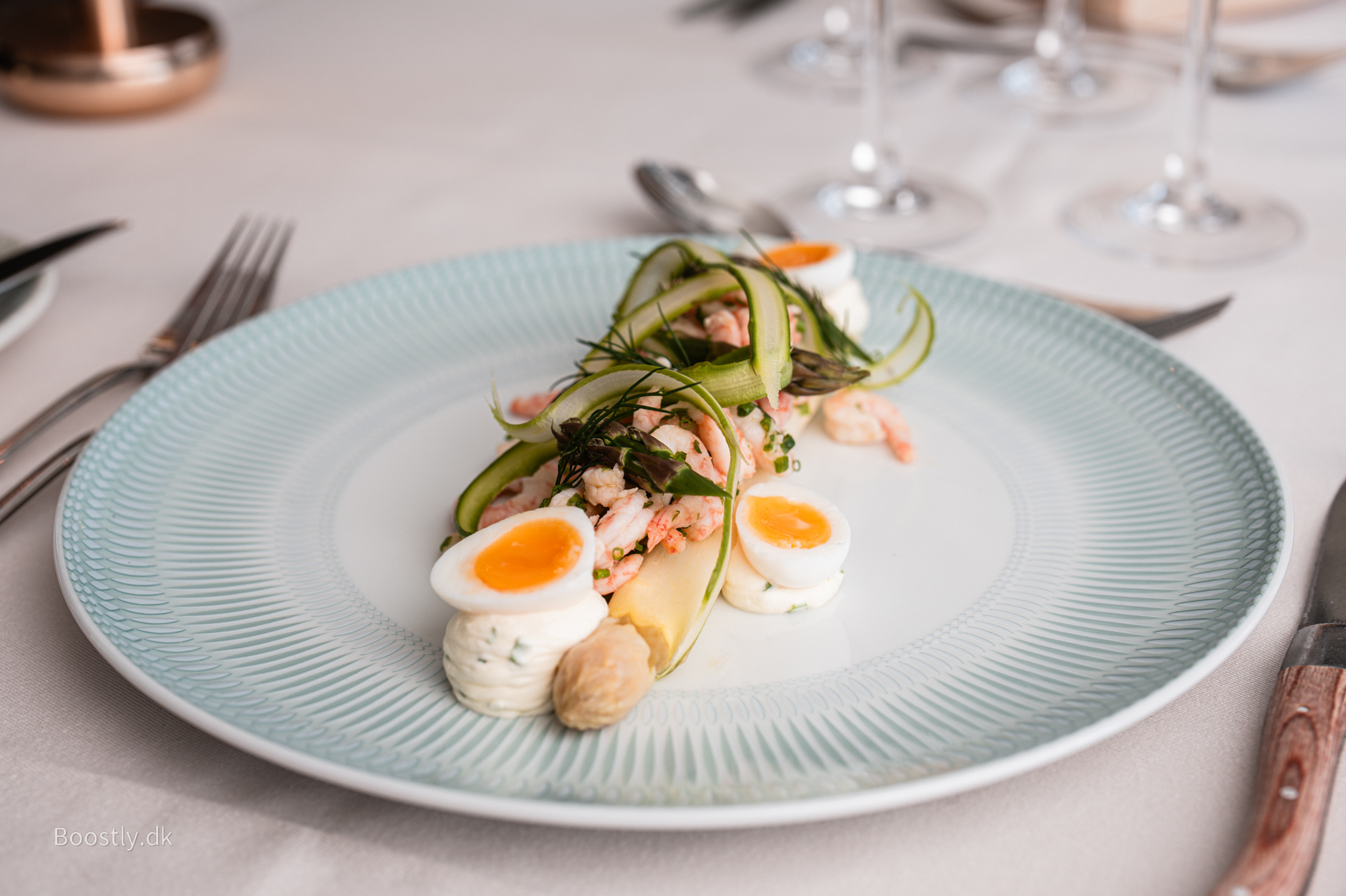 hvide asparges anrettet med æg og rejer