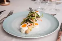 hvide asparges anrettet med æg og rejer