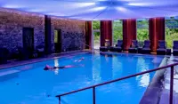 Saltbassinet i Thalasso Spa med blåt lys reflekterende fra loftet