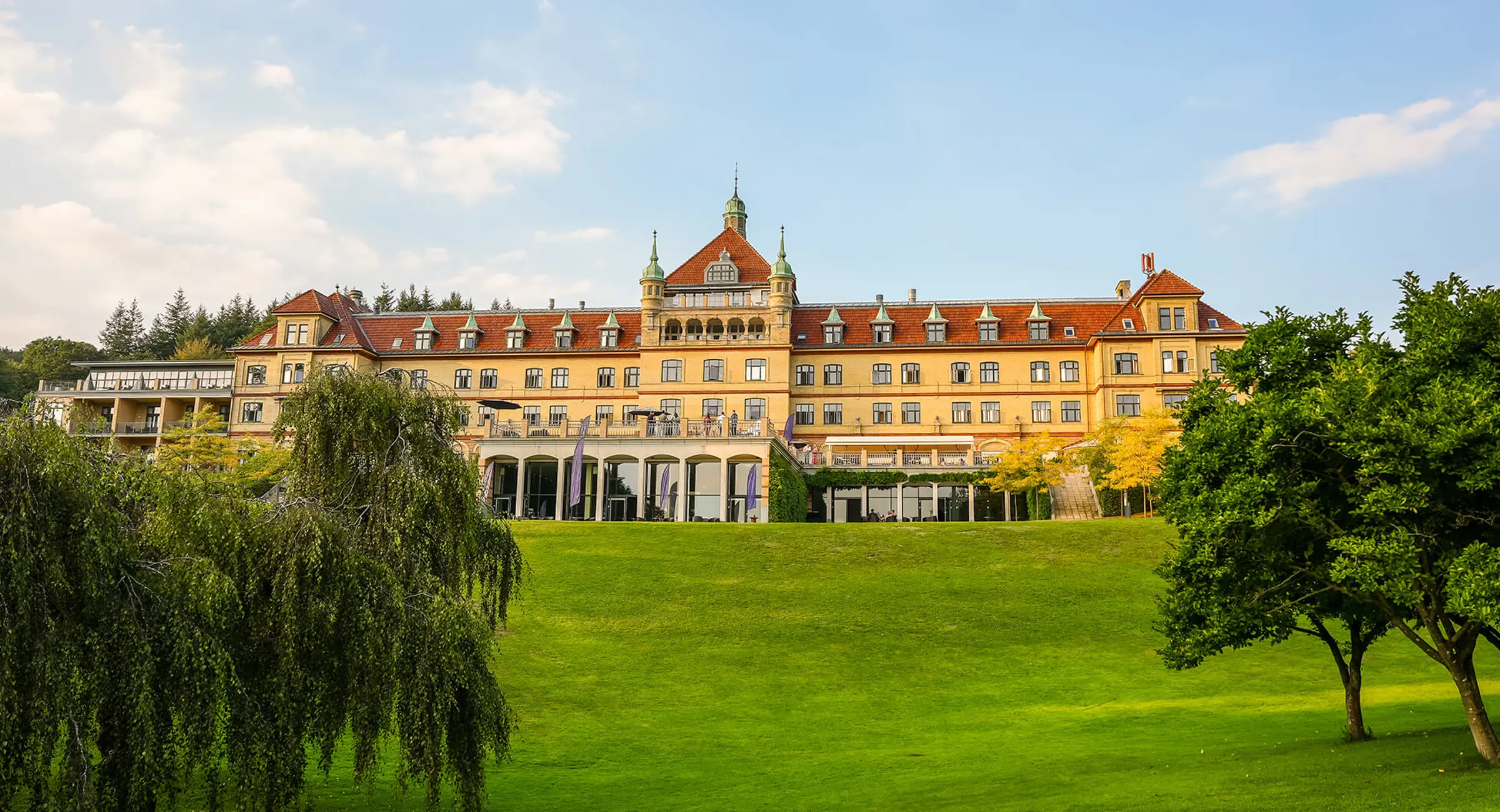 Hotellet set fra parken
