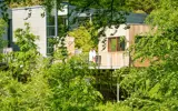 En sauna bygget på et plateau omgivet af grønne træer