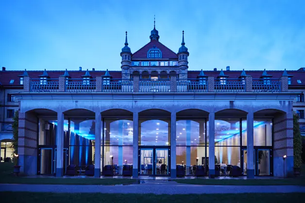 Hotel Vejlefjord og Kongesalen i tudsmørke