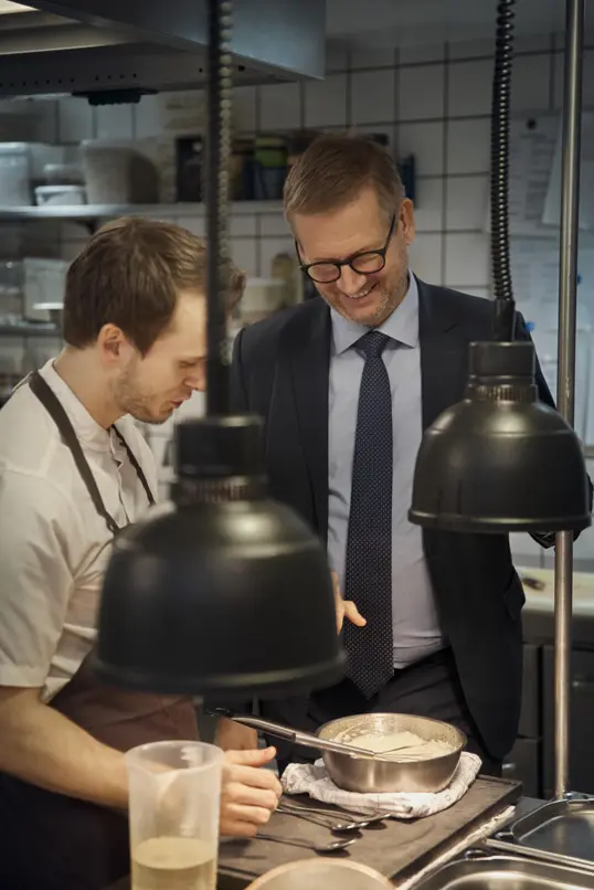 Flemming Jakobsen, Hoteldirektør og Rikki, kok