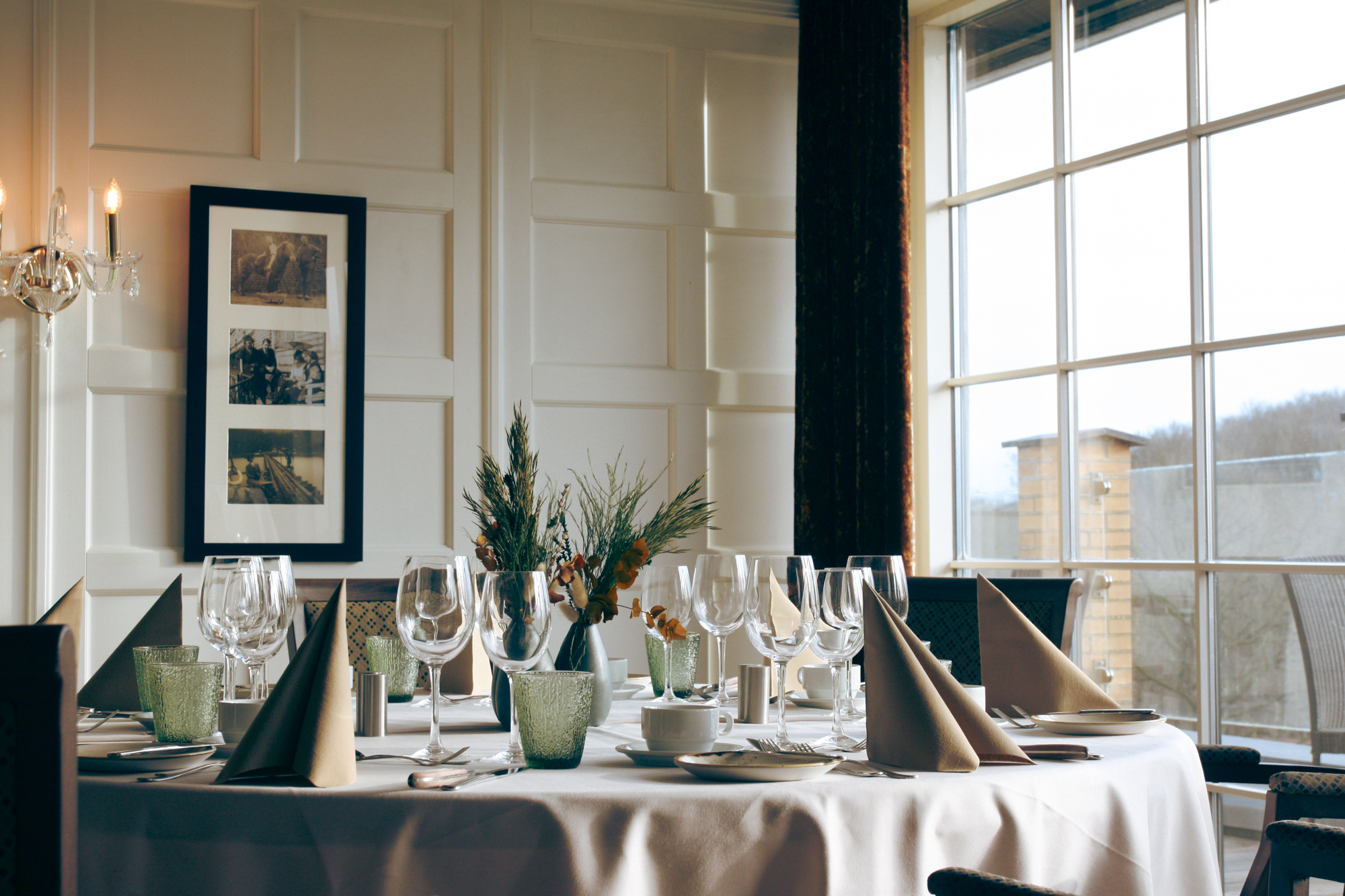 Smuk restaurant med smukke lysekroner og hanebjælker - samt en flot udsigt over Vejle Fjord