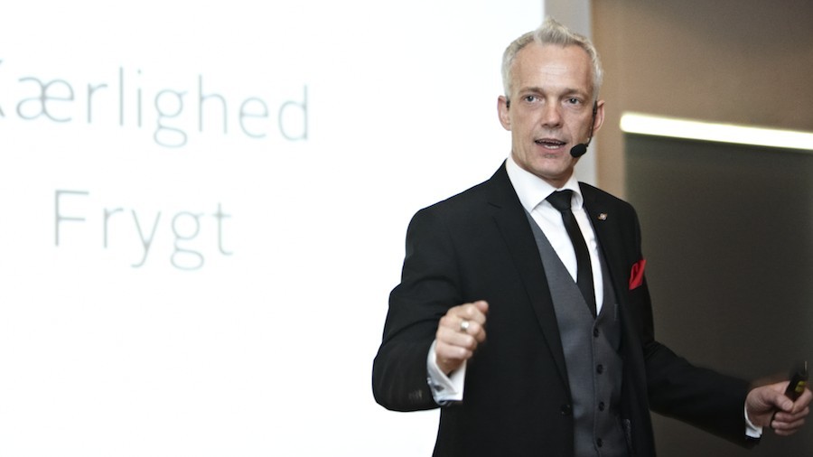 En lysning i skoven, hvor solen skinner ind igennem