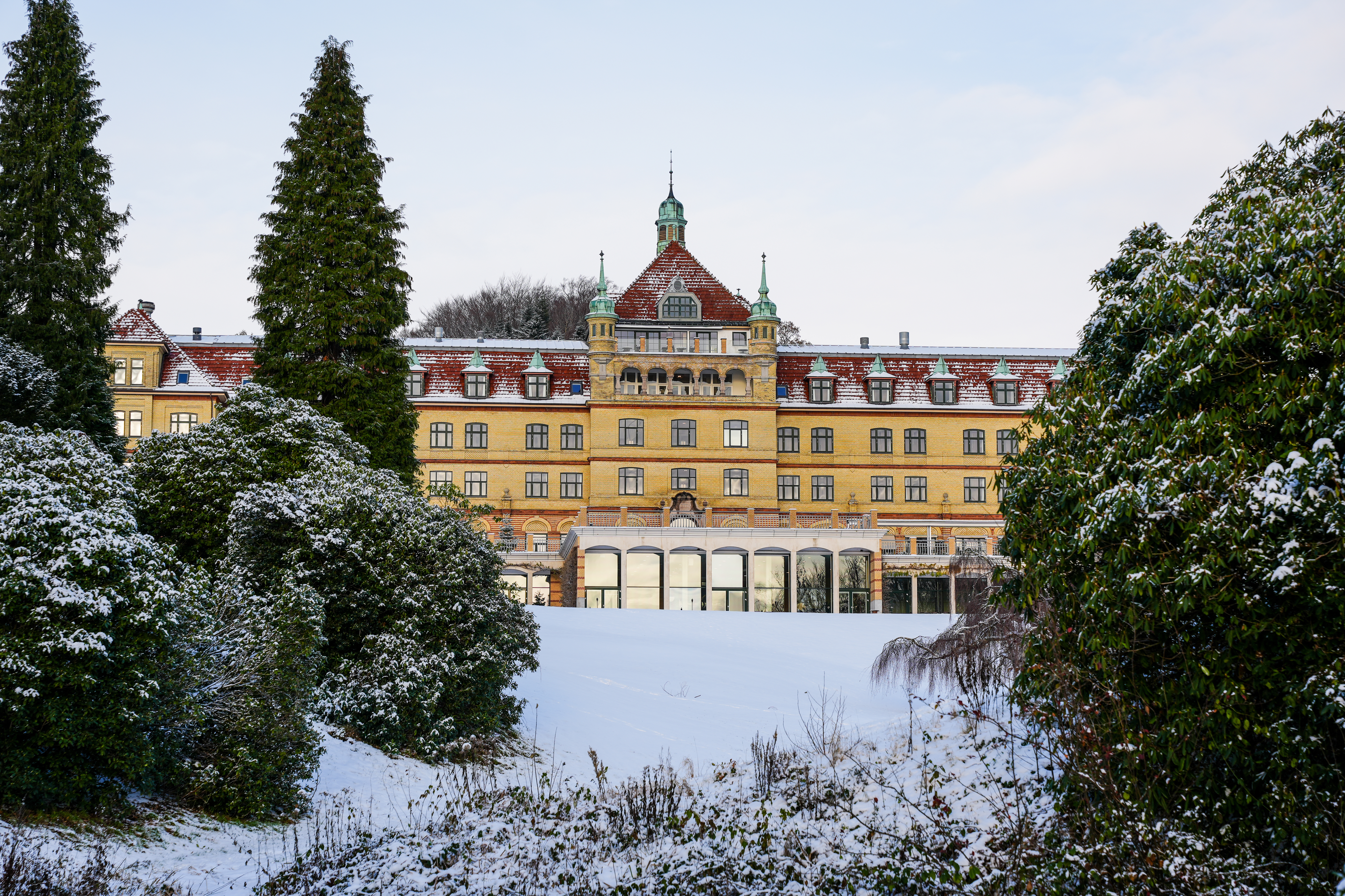 Hotel Vejlefjord og parken dækket i sne