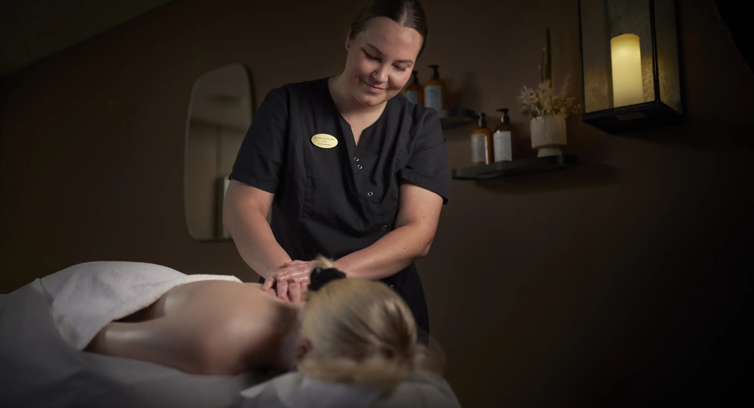 Sanseterapeut der giver massage