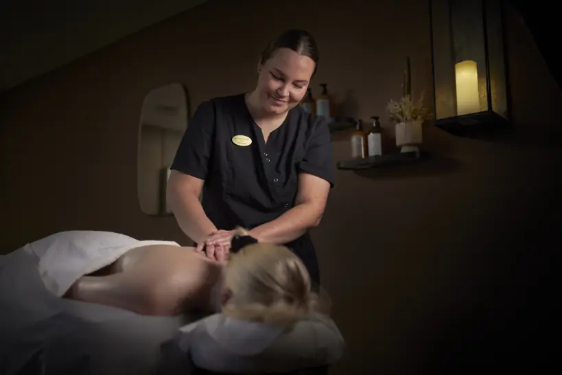 Sanseterapeut der giver massage