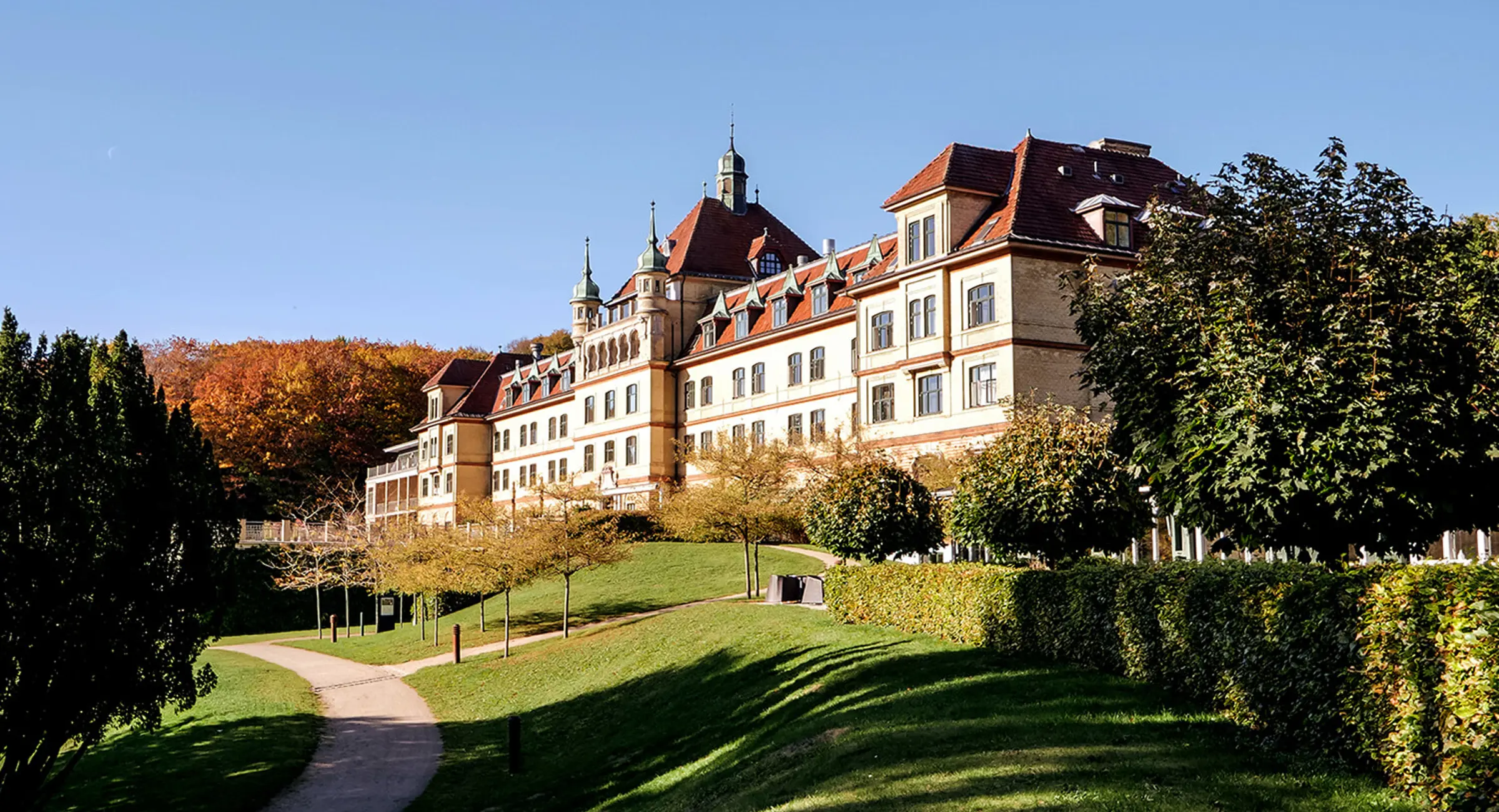 Hotellet set fra sti i parken