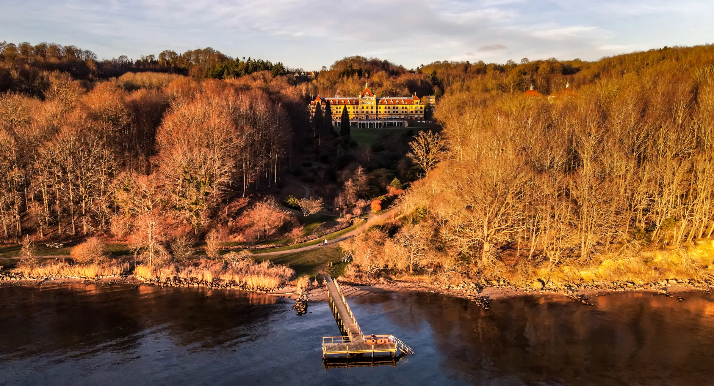 Udsigt over hotel, park og fjord i Vinter
