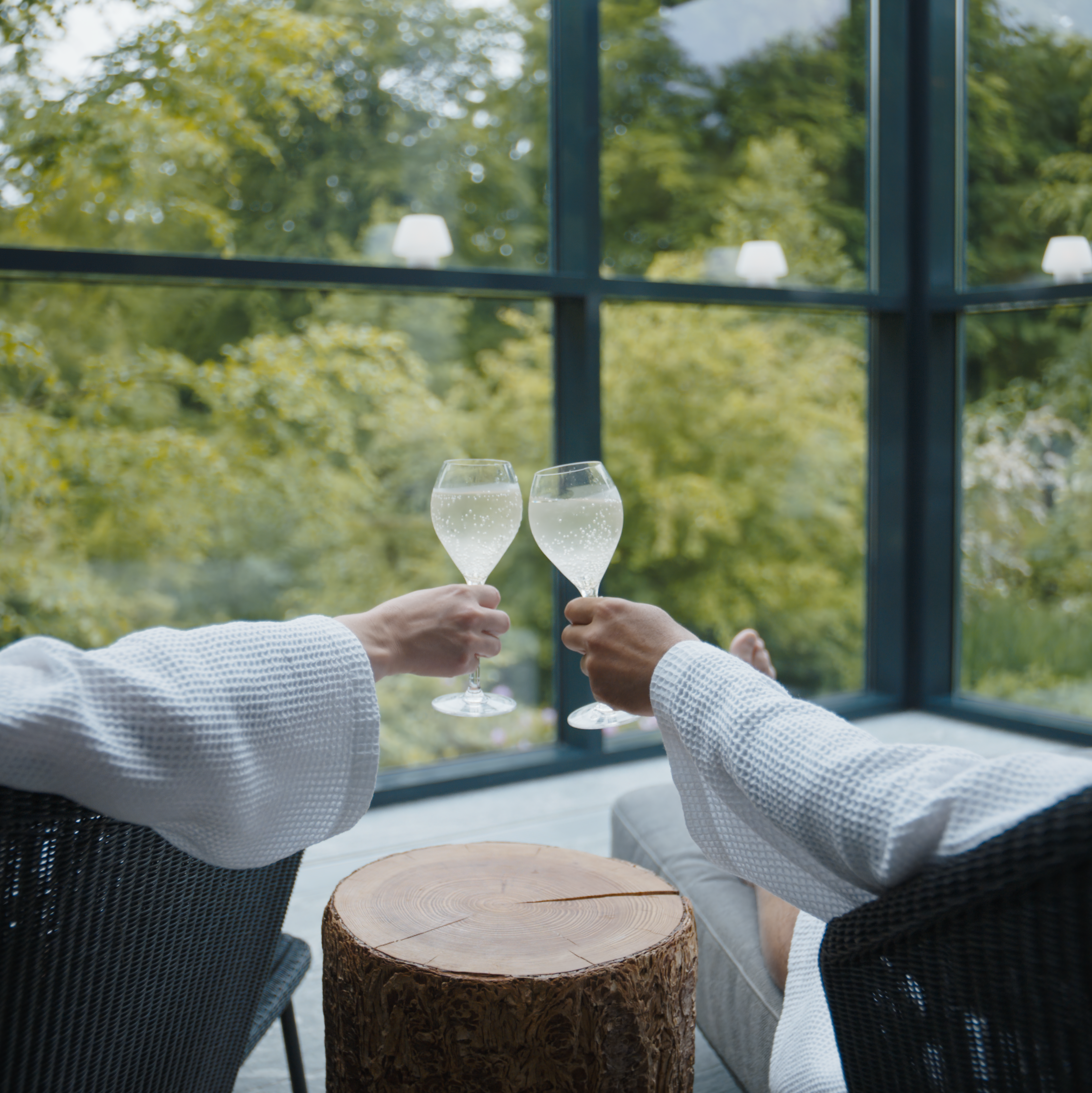 Mand og kvinde skåler i champagne i spaen