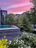 Et bassin med to kvinder som nyder solopgangen og udsigt til naturen