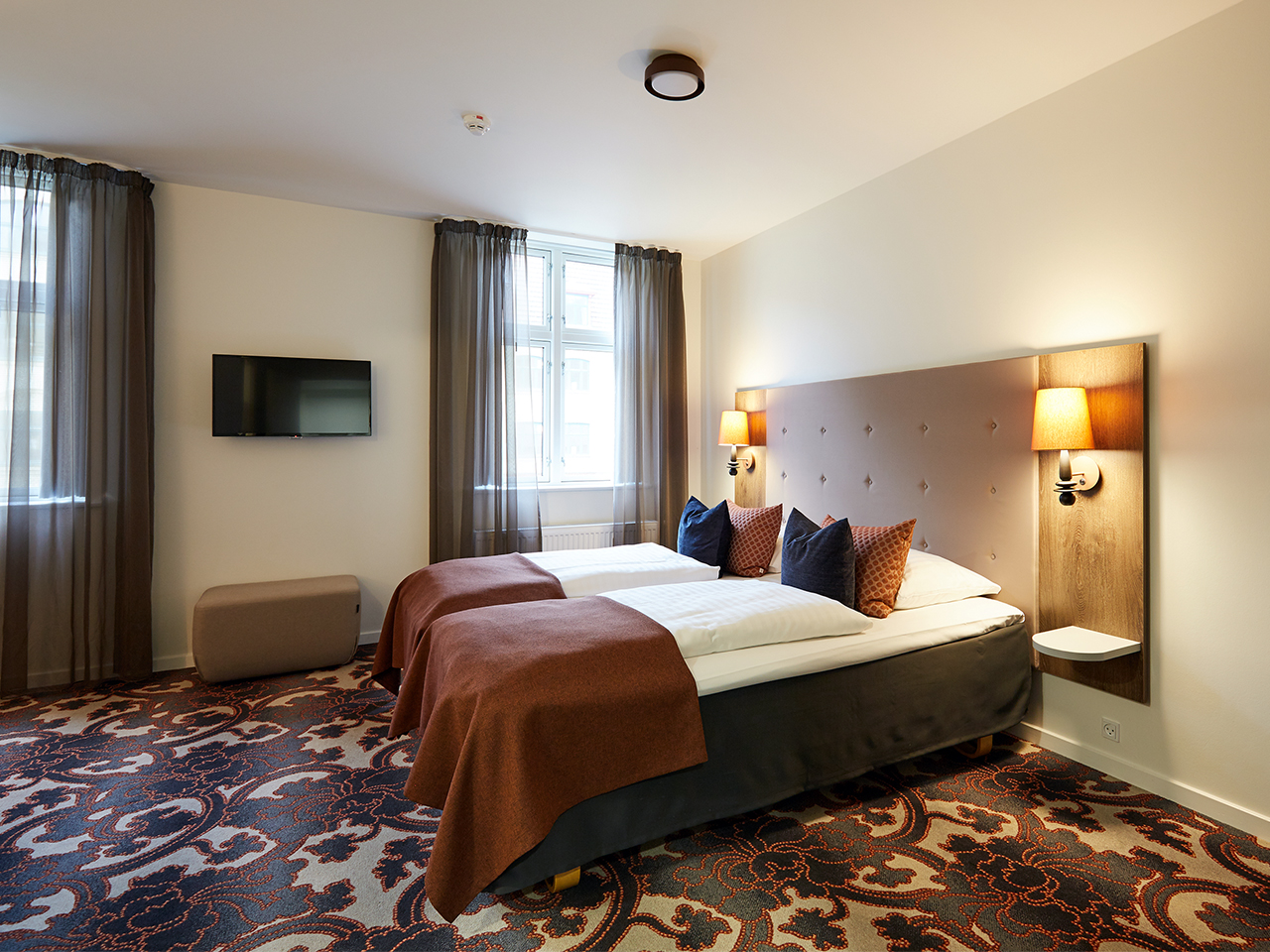 Dobbeltseng på hotelværelse på Hotel Vejlefjord