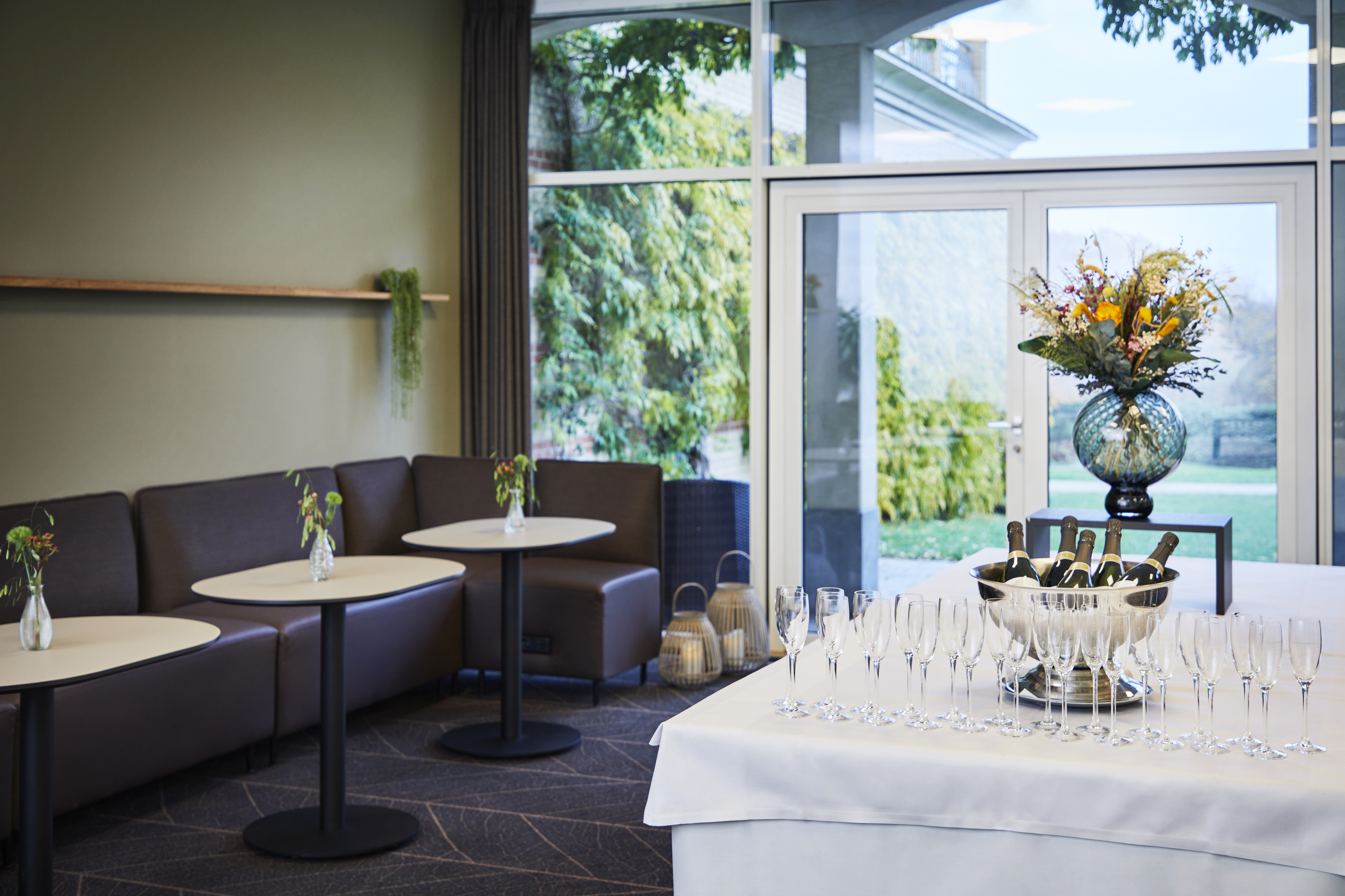 Sofagruppe med kig til naturen