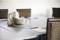 Mødebord med kaffekopper og glas