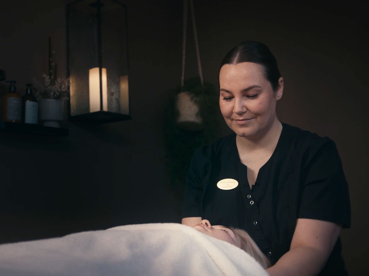 Kvinde der får en spabehandling af en terapeut, 