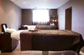 To massagebrikse i et rum. Kan fx bruges hvis et par ønsker en spabehandling i samme rum.