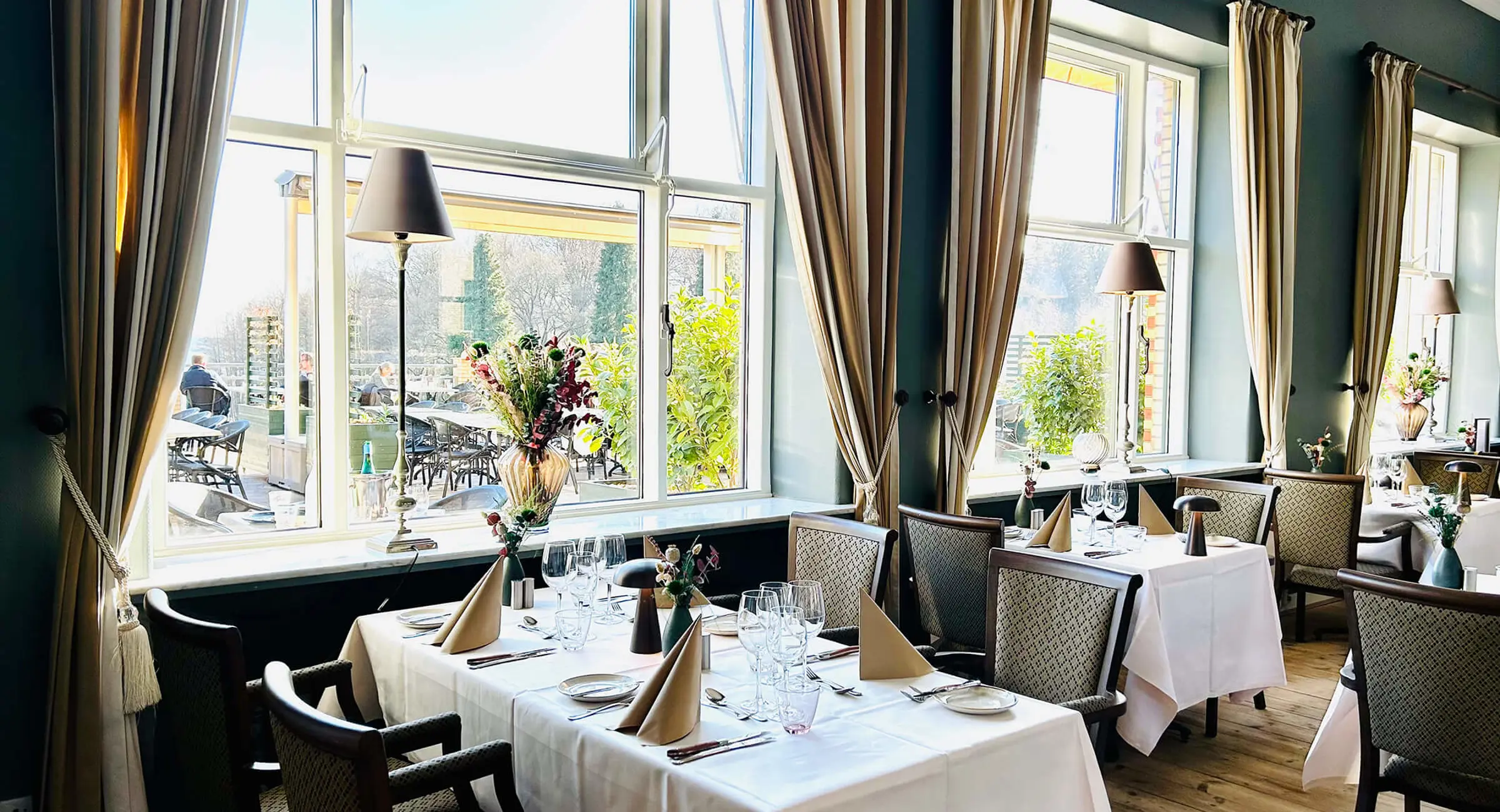 Restaurant Brasseriet har opdækkede borde med udsigt