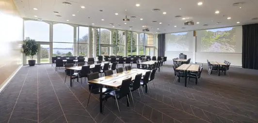 Hotel Vejlefjord er en smuk historisk bygning med tårne som ligger i en park