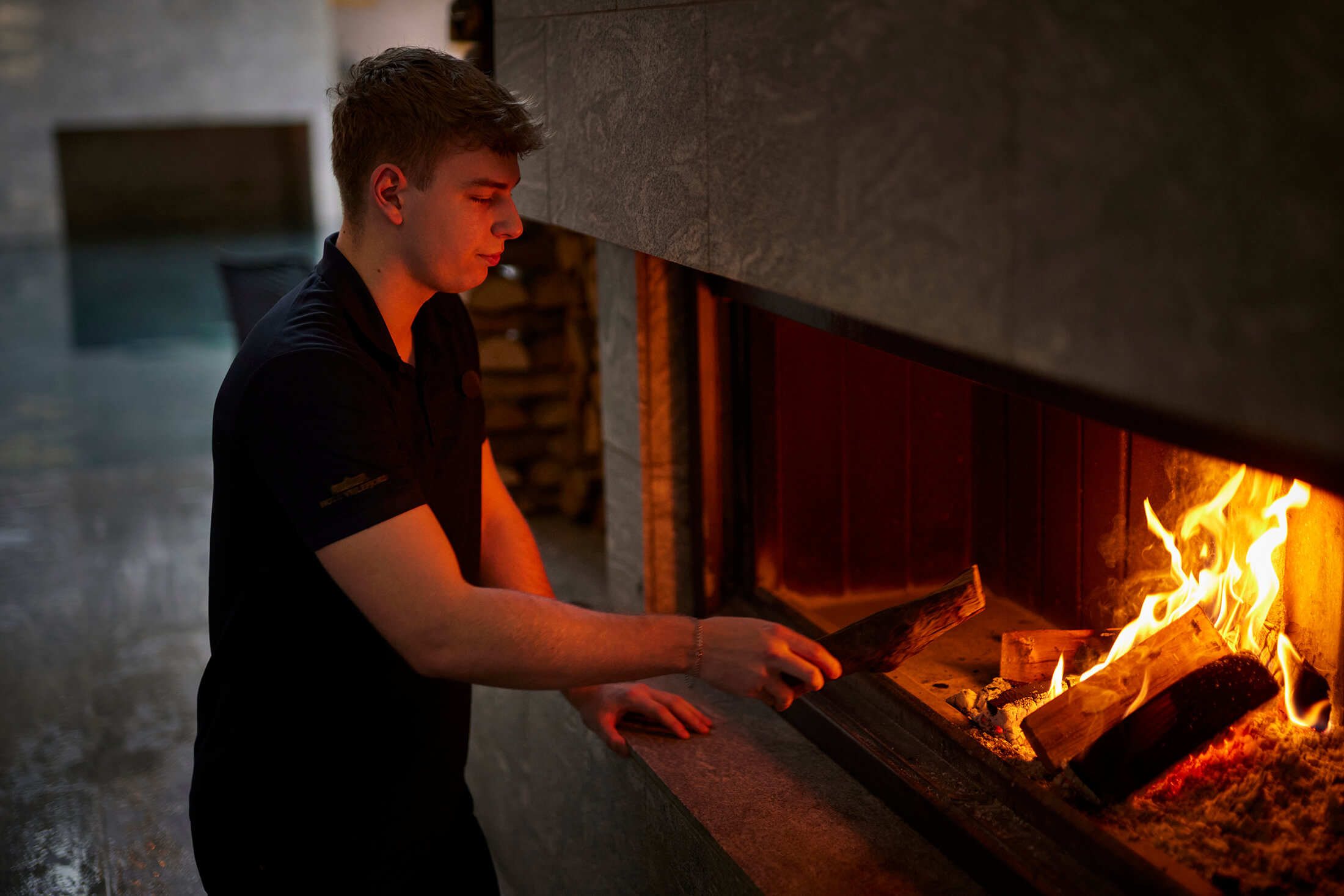 En mand er ved at tænde op i en pejs