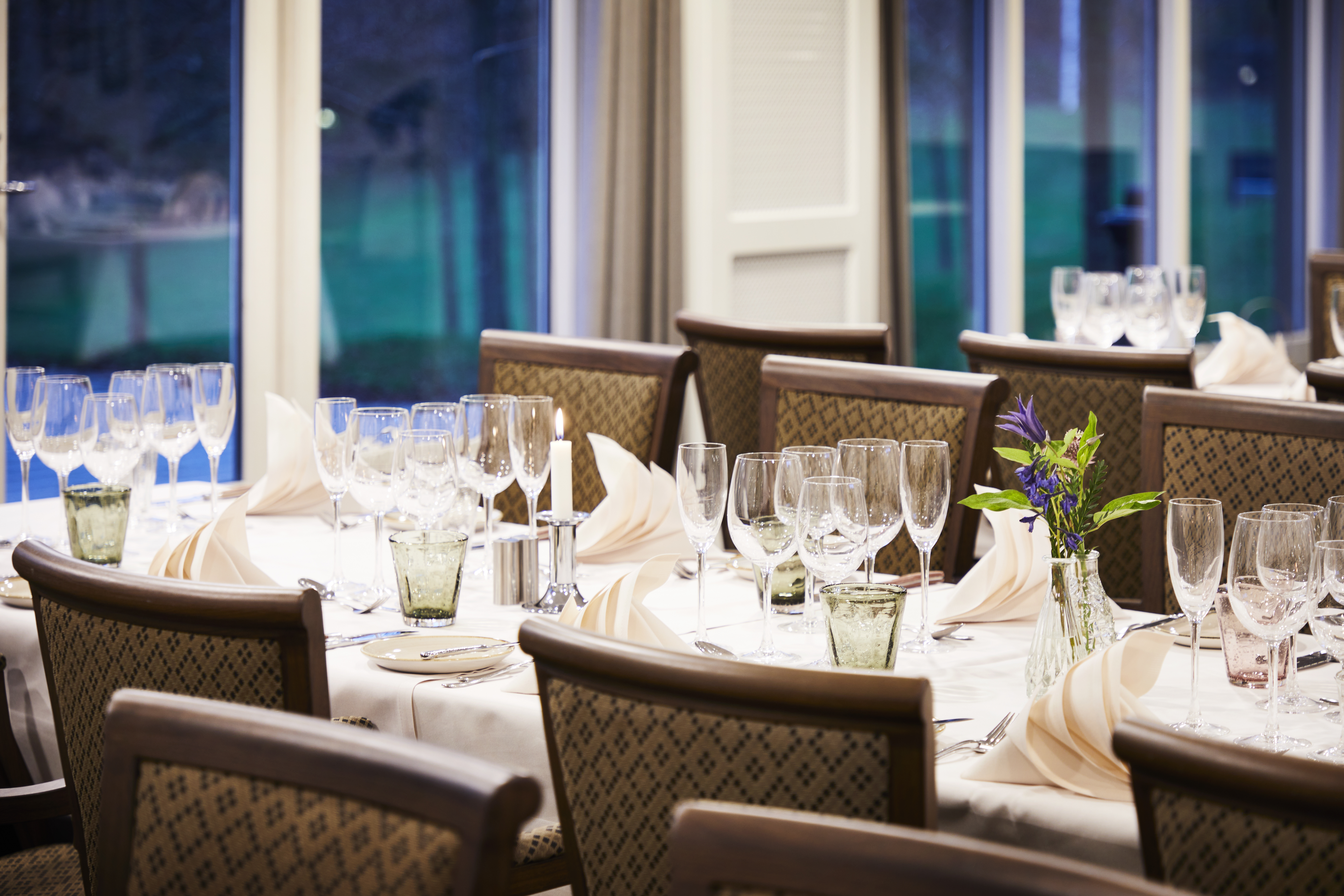 Bord opdækket til fest i Fjordstuen